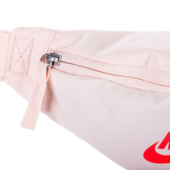 Поясная сумка Nike NK HERITAGE S WAISTPACK DB0488-838, Цвет: светло-серый, изображение 4 Поясная сумка Nike NK HERITAGE S WAISTPACK DB0488-838, Цвет: светло-серый, изображение 4