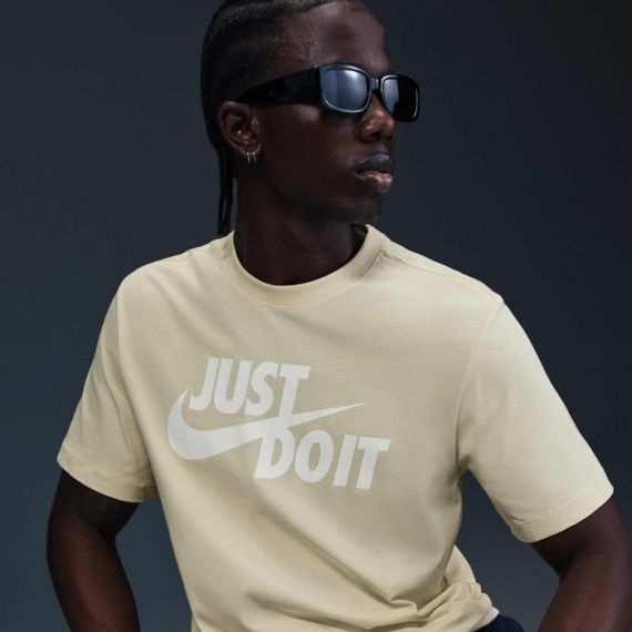 Футболка Nike M NSW TEE JUST DO IT SWOOSH AR5006-229, Цвет: бежевый, Размер производителя: S, изображение 4 Футболка Nike M NSW TEE JUST DO IT SWOOSH AR5006-229, Цвет: бежевый, Размер производителя: S, изображение 4
