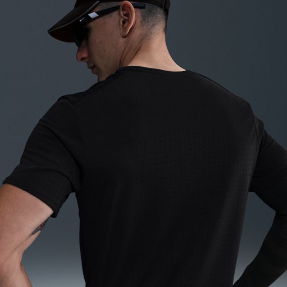 Футболка NIKE M NK DF BREATHE MILER SS TOP HJ4181-010, Цвет: черный, Размер производителя: М, изображение 3 Футболка NIKE M NK DF BREATHE MILER SS TOP HJ4181-010, Цвет: черный, Размер производителя: М, изображение 3