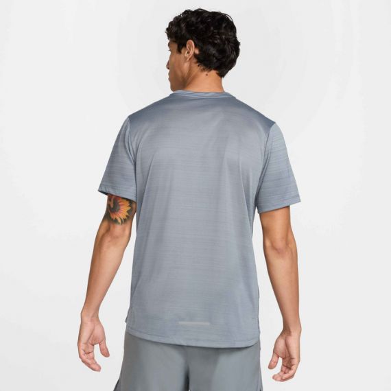 Футболка Nike M DF MILER SS FZ4782-065, Колір: сірий, Розмір виробника: S, зображення 2 Футболка Nike M DF MILER SS FZ4782-065, Колір: сірий, Розмір виробника: S, зображення 2