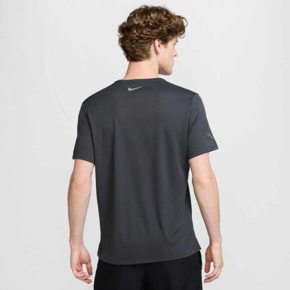 Футболка Nike M DF UV MILER FLASH SS IB4127-070, Цвет: темно-серый, Размер производителя: L, изображение 2 Футболка Nike M DF UV MILER FLASH SS IB4127-070, Цвет: темно-серый, Размер производителя: L, изображение 2