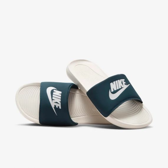 Шлепанцы Nike VICTORI ONE SLIDE CN9675-403, Цвет: темно-зеленый, Размер производителя: 44, изображение 2 Шлепанцы Nike VICTORI ONE SLIDE CN9675-403, Цвет: темно-зеленый, Размер производителя: 44, изображение 2