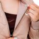 Куртка Nike W NSW VRSTY BMBR JKT DV7876-272, Колір: бежевий, Розмір виробника: XS, зображення 3 Куртка Nike W NSW VRSTY BMBR JKT DV7876-272, Колір: бежевий, Розмір виробника: XS, зображення 3