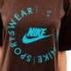 Футболка Nike W NSW TEE BF PRNT SU FD4235-220, Цвет: коричневый, Размер производителя: М, изображение 3 Футболка Nike W NSW TEE BF PRNT SU FD4235-220, Цвет: коричневый, Размер производителя: М, изображение 3