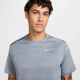 Футболка Nike M DF MILER SS FZ4782-065, Колір: сірий, Розмір виробника: S, зображення 3 Футболка Nike M DF MILER SS FZ4782-065, Колір: сірий, Розмір виробника: S, зображення 3